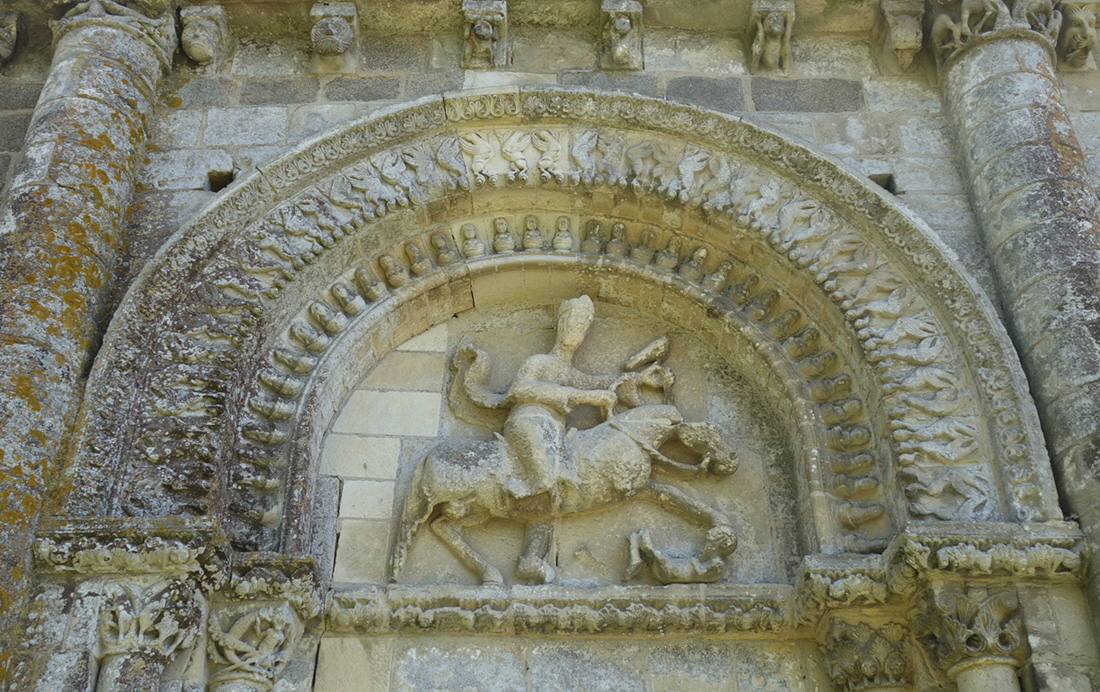 Eglise romane Saint-Pierre de Parthenay-le-Vieux du XIIe sicle
